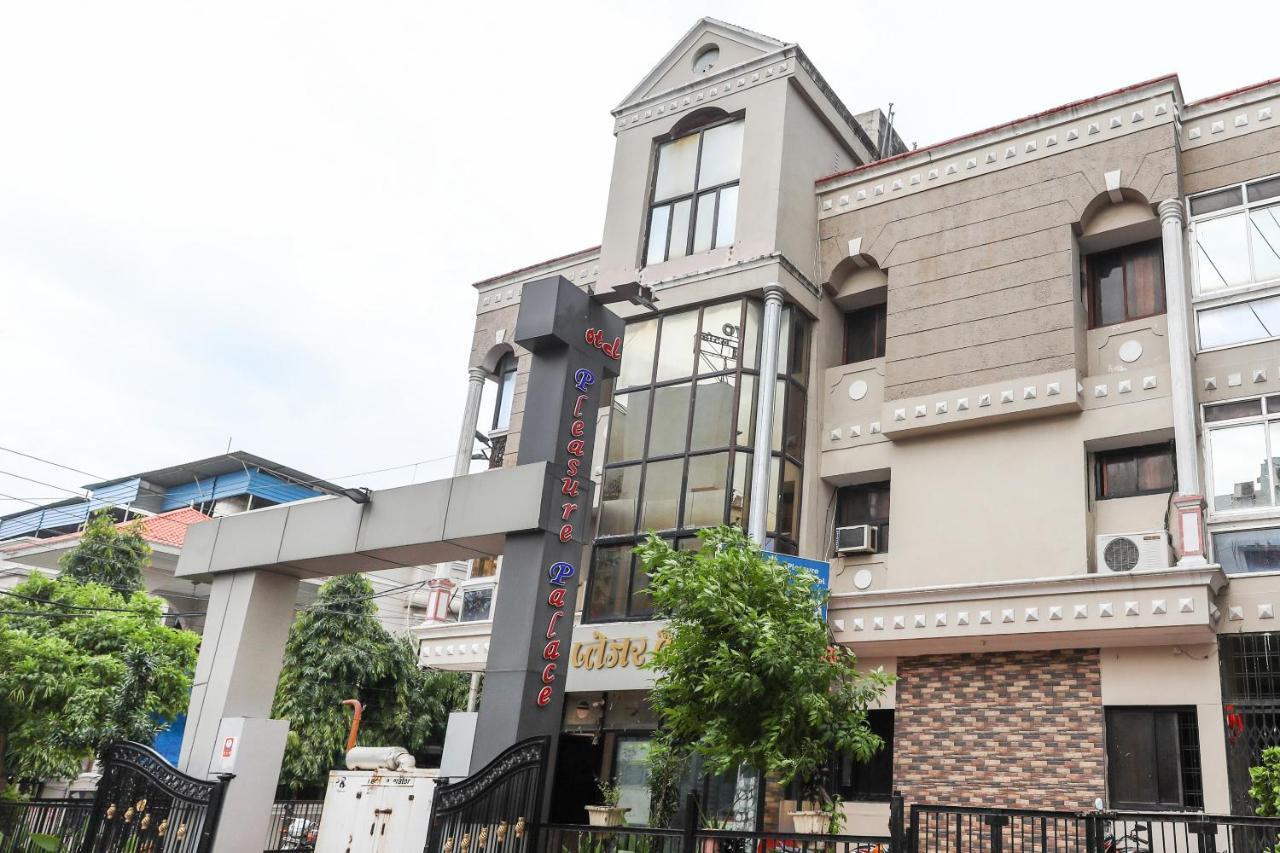 Oyo 62194 Pleasure Palace Hotell Indore Exteriör bild